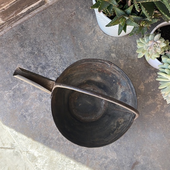 Vintage metal Watering Can with handle Natural Patina Or put a plant in it! - Picture 2 of 4